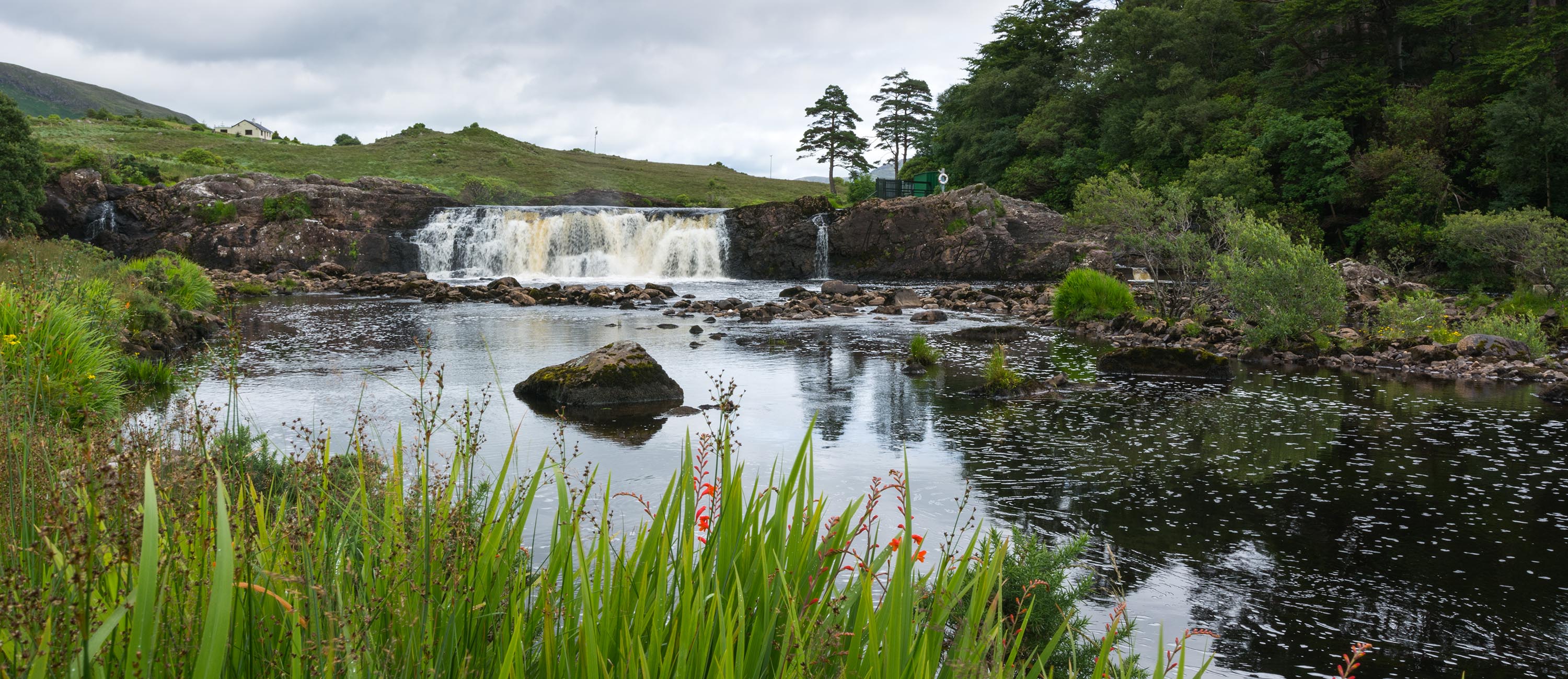 Asleagh Falls im Connemara Nationalpark in Irland