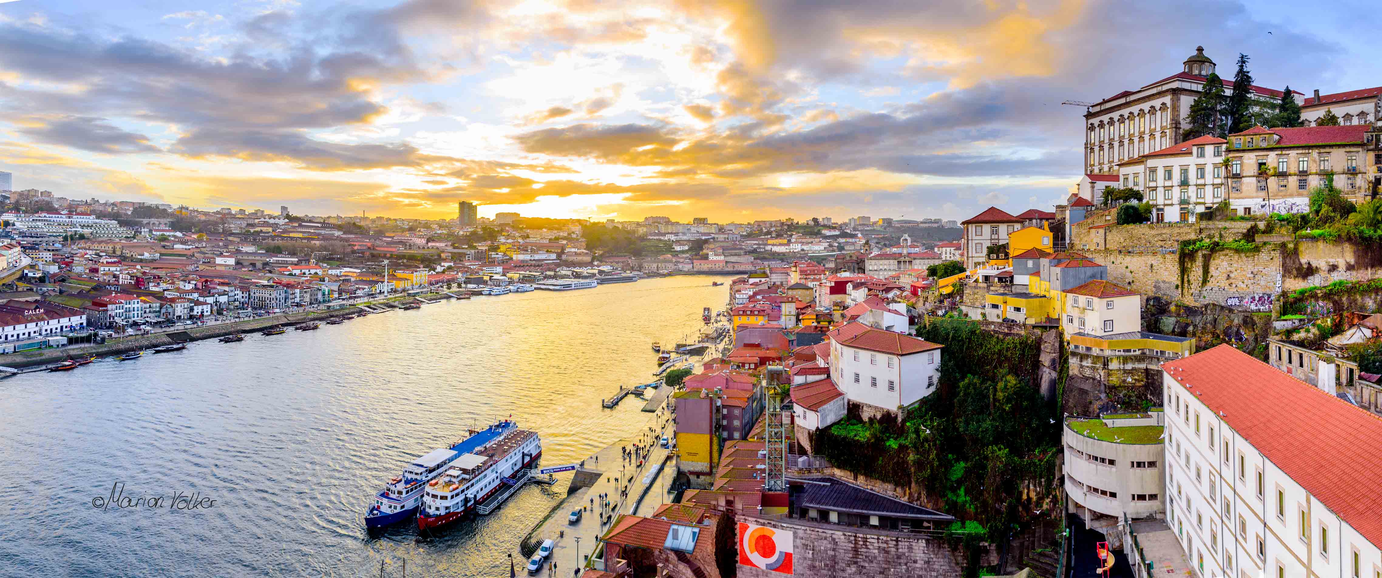 Im Sonnenuntergang leuchtet Porto golden