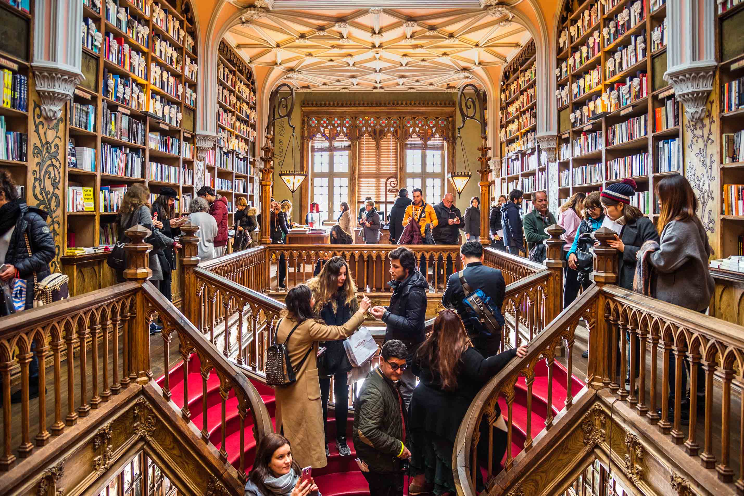 Die Livraria Lello in Porto soll eine der schönsten Buchhandlungen der Welt sein